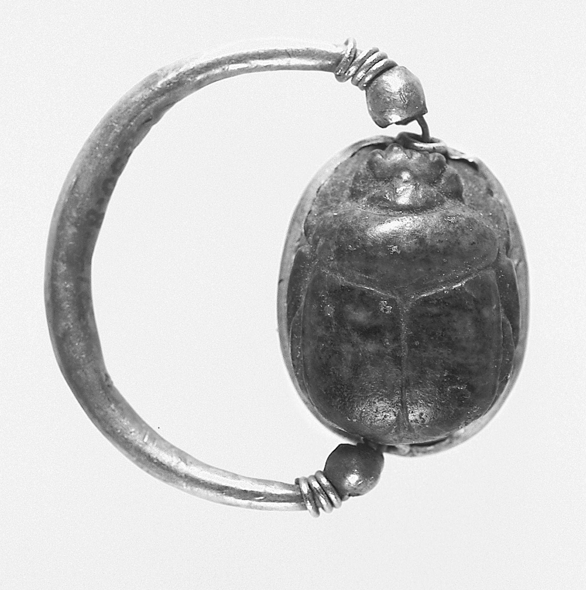 Egyptian scarab ring made with gold and lapis lazuli
